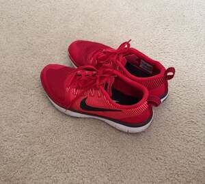Nike Free Train Versatility MENS Size 9 Red Black Athletic Shoes